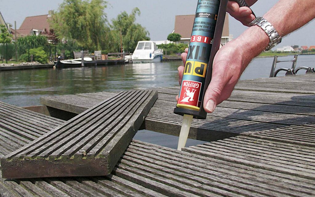 Utilisation de la colle à bois polyuréthane sur un ponton en bois à l'extérieur