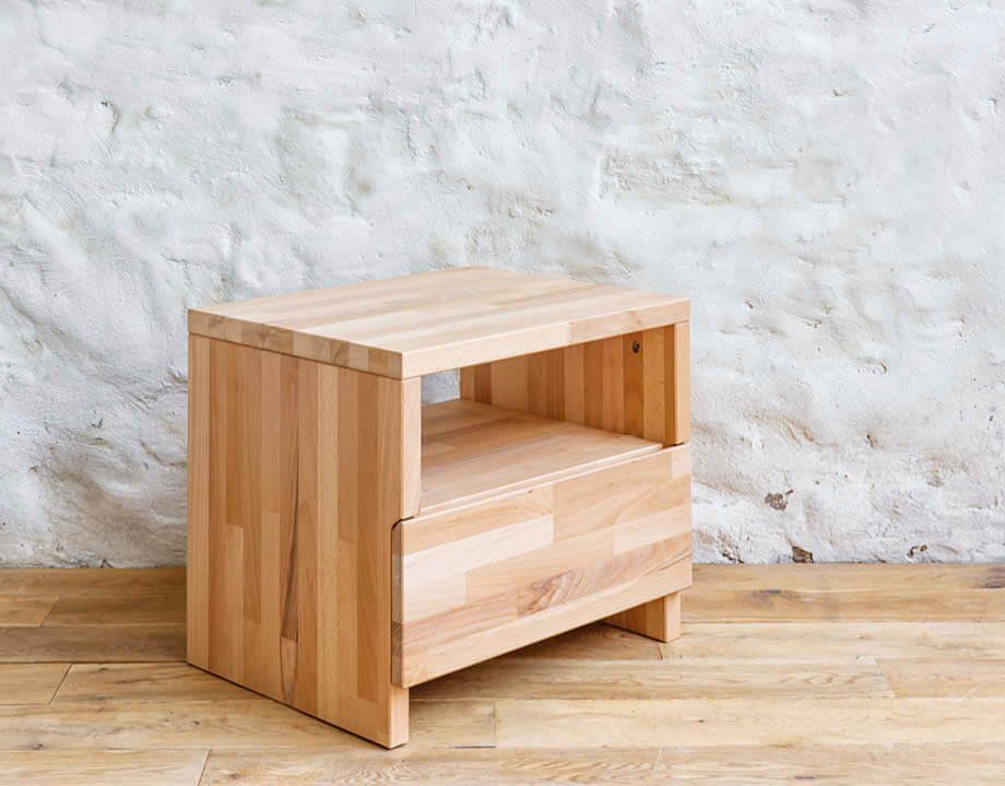 Photo d'une table de chevet en bois