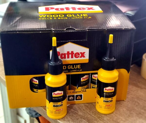 Un carton contenant plusieurs colles à bois Pattex Classic