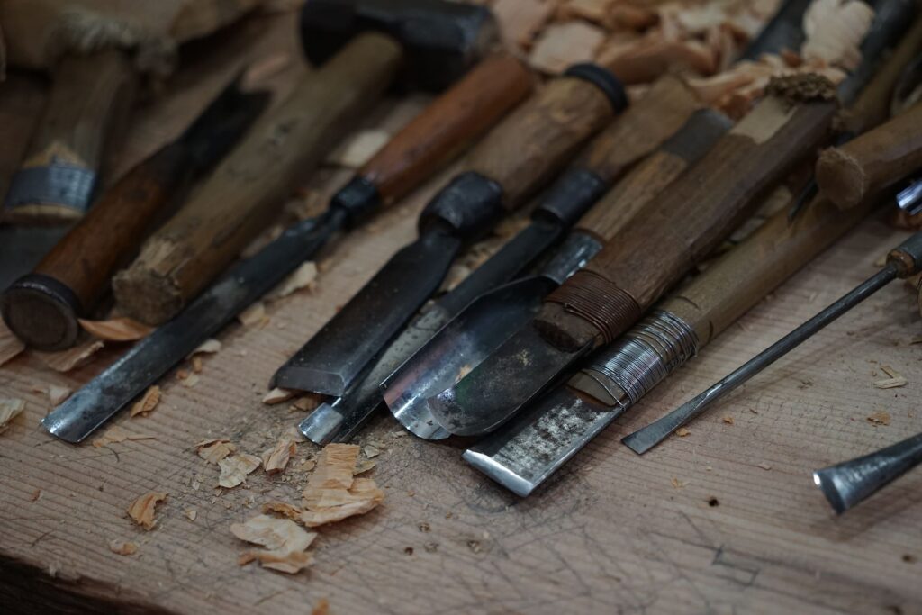Plusieurs ciseaux à bois japonais dans un atelier de bricoleur